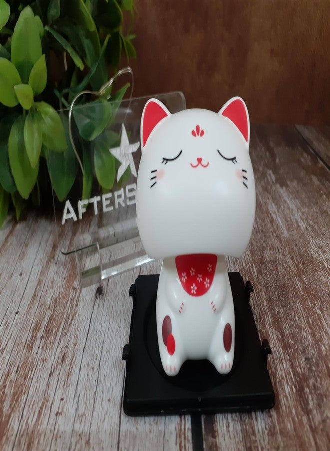 AFTERSTITCH لعبة قطة لطيفة تعمل بالطاقة الشمسية من AFTERSTITCH، تُوضع على لوحة القيادة، وتُستخدم كديكور منزلي، وهي عبارة عن دمية هزازة الرأس، تُعدّ إضافة رائعة لإكسسوارات السيارات. - Image 1